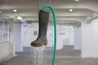 https://salonuldeproiecte.ro/files/gimgs/th-40_4_ Vikenti Komitski - The Necessary Precondition, 2014 - mixed media (plastic tub, rubber boot, water pump), 180 x 120 x 100 cm.jpg